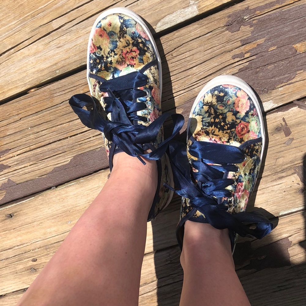 Stylish tennis shoe